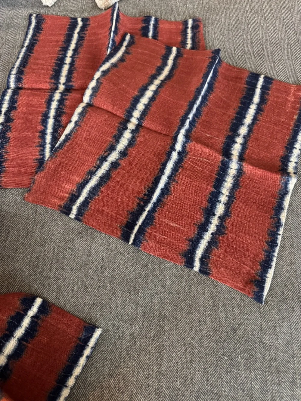 NWOT, ROOST, BEAUTIFUL, 100% LINEN SHIBORI NAPKINS IN RUST LINES S/4